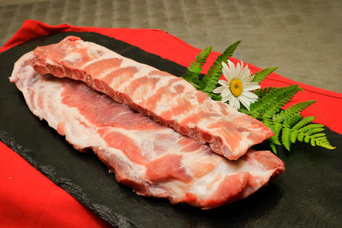Schlachtfrische Schweinerippchen von regionalen Schweinen aus eigener Herstellung